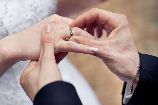 Đeo nhẫn cưới có hình thức quá lệch nhau