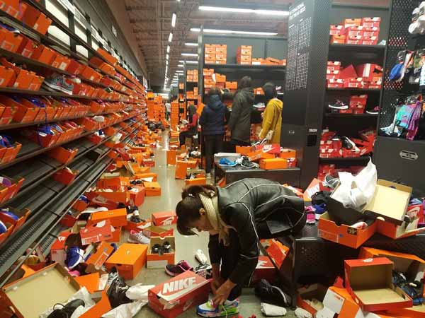 Hàng outlet là gì