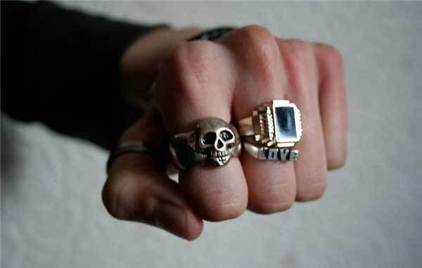 Một người đàn ông nên đeo bao nhiêu chiếc nhẫn?