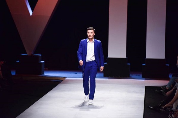 Bùi Tiến Dũng làm vedette trong show Vietnam International Fashion Week 2018