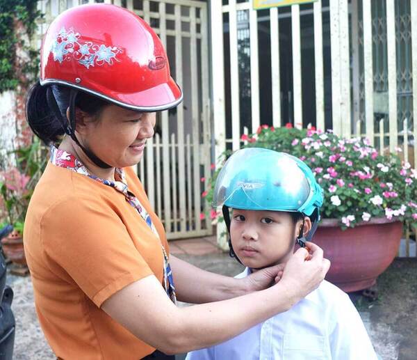 Cha mẹ nên làm gương cho trẻ đội mũ bảo hiểm