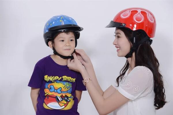Rèn luyện thói quen đội mũ bảo hiểm cho trẻ từ sớm