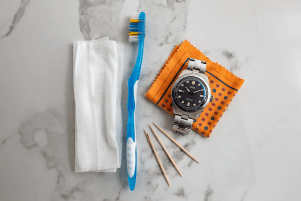 Những vật dụng đơn giản giúp cho quá trình vệ sinh dây đồng hồ kim loại trở nên dễ dàng hơn