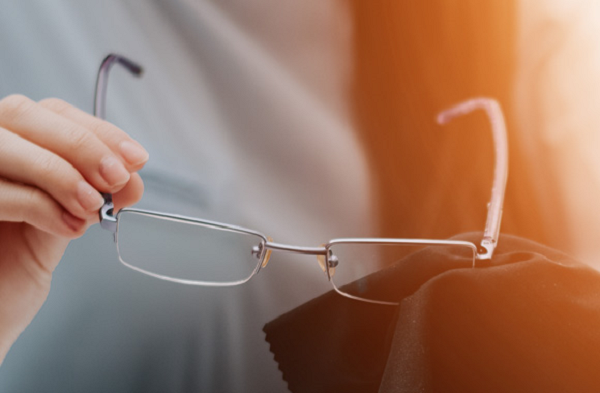 Một chiếc kính không độ với chiết suất cao giúp bảo vệ mắt khỏi các tác nhân gây hại hiệu quả