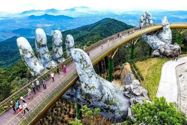 Cầu Vàng Đà Nẵng trong quần thể du lịch Bà Nà Hills