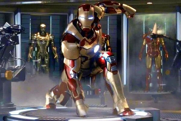 Tony Stark cùng đội Avenger