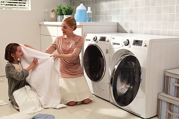 Máy giặt lồng ngang thường được tích hợp nhiều công nghệ hiện đại, có cả chế độ giặt bằng nước nóng hoặc hơi nước
