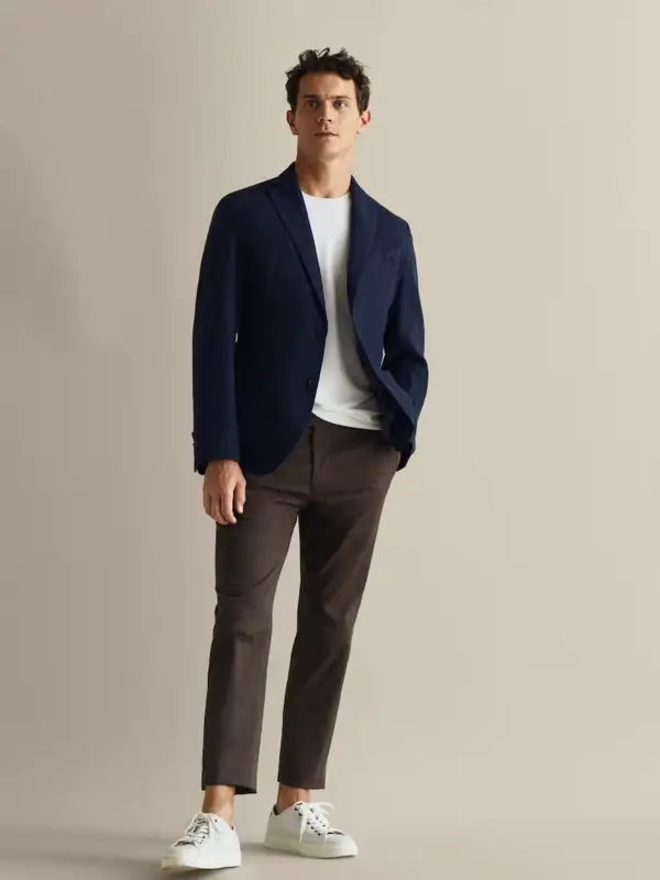 Kết hợp blazer màu xanh với quần tây là công thức phối đồ đáng thử