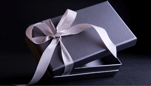 Lựa chọn thời điểm thích hợp để tặng món quà gửi gắm tình cảm cho sếp nam