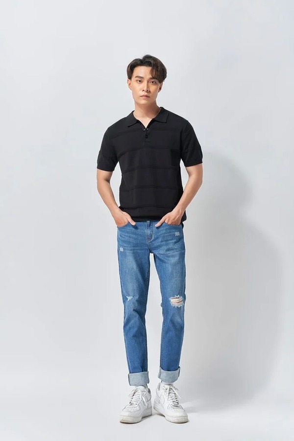 Sơ mi đen, quần jeans xanh