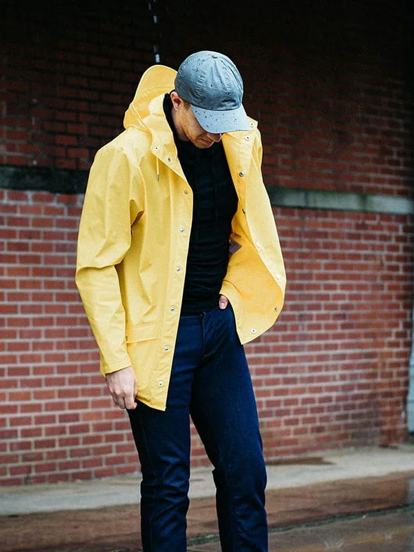 Áo jacket có nón bằng chất liệu chống thấm nước không thể thiếu mùa mưa