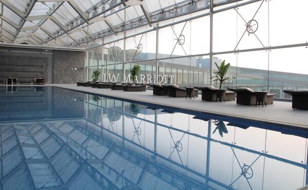 Bể bơi nằm ở trên tầng 8 của khách sạn và là tầng được thiết kế đặc biệt, có kiến trúc hẫng