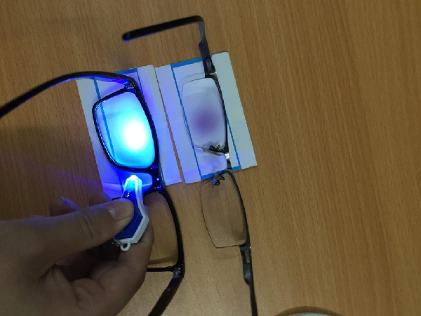 Kiểm tra tròng chống ánh sáng xanh bằng cách sử dụng bộ lọc quang phổ