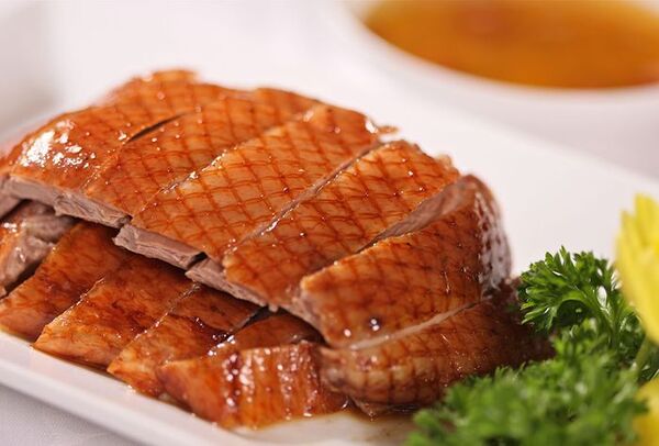 Vịt quay Bắc Kinh là món ăn phổ biến và nổi tiếng tại Hà Nội trong nhiều năm qua