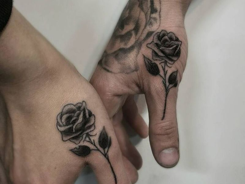 Xăm hoa hồng trên ngón tay