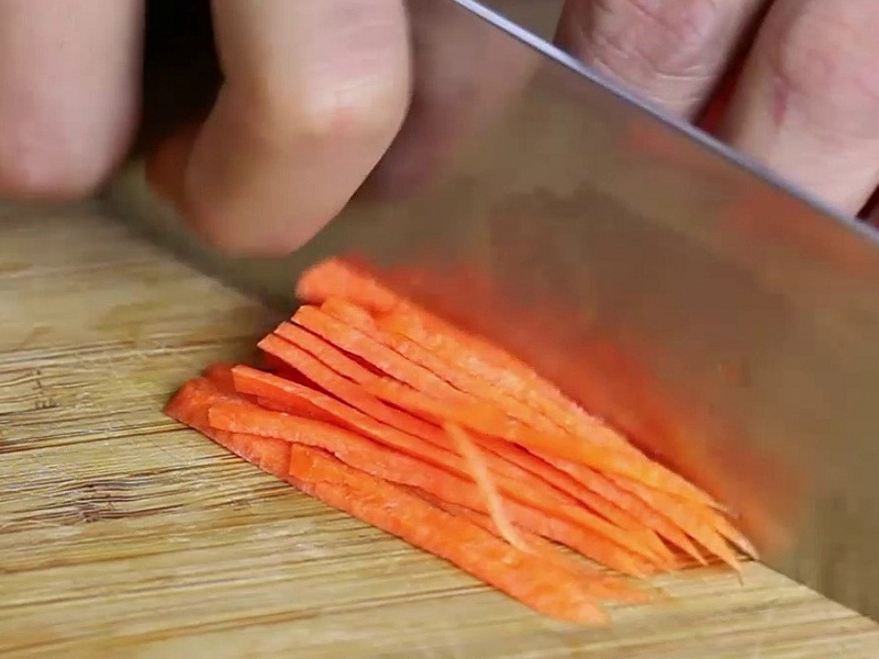 Thái cà rốt thành từng lát mỏng