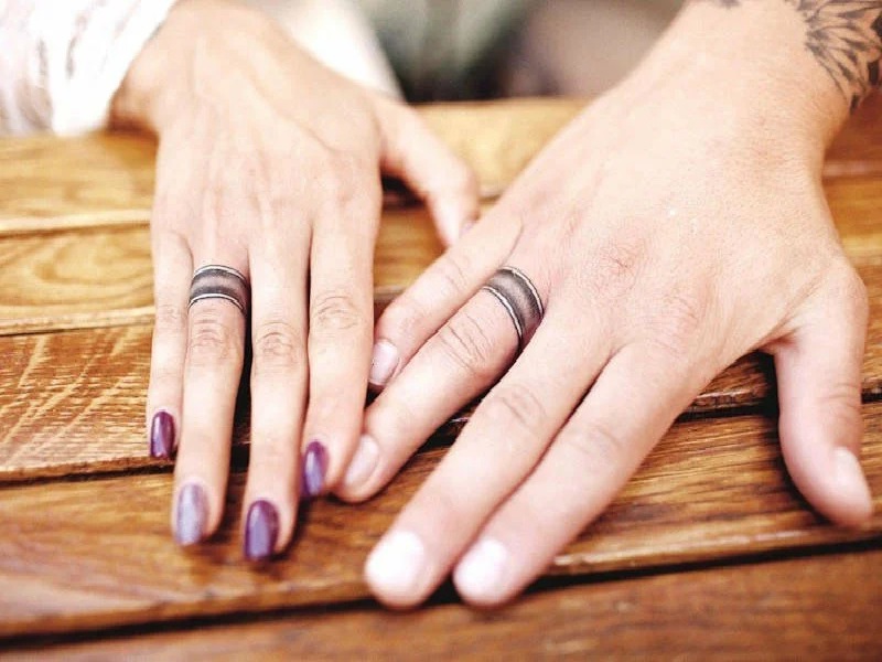 Hình xăm chiếc nhẫn ở ngón tay cho các cặp đôi