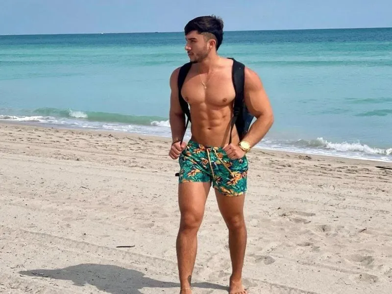Dáng người cân đối phù hợp với hầu hết mọi kiểu quần short đi biển