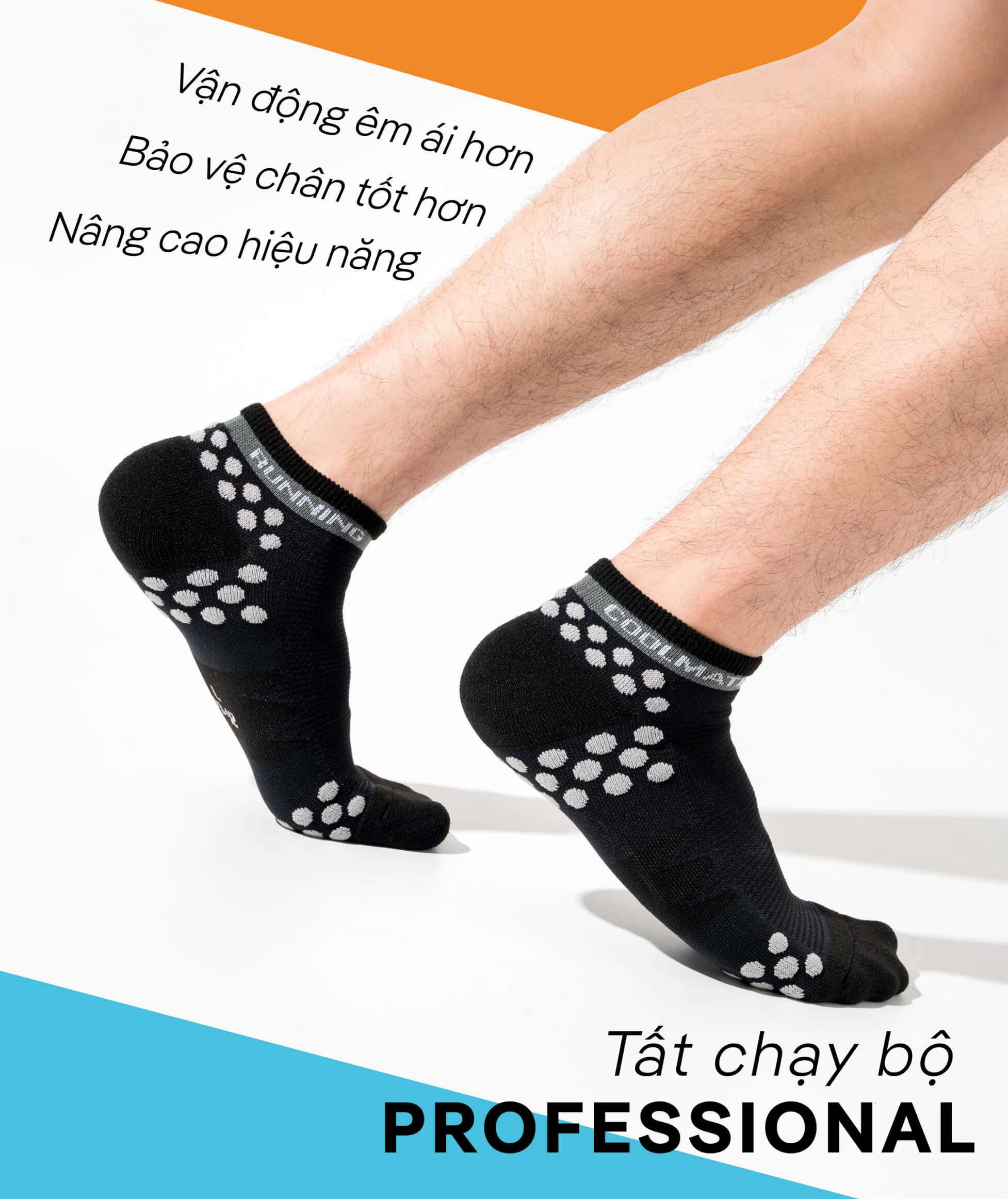 Người mẫu mang tất chạy bộ Professional màu đen, hạt tròn chống trượt nổi bật.