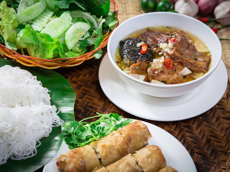 Bún chả Hà Nội là món ăn đặc trưng của vùng đất thủ đô