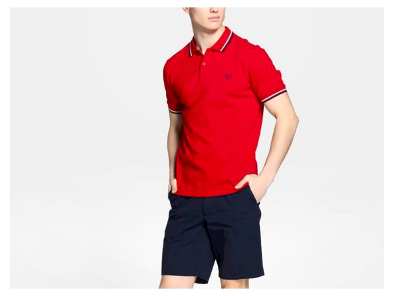 Một cách mix áo polo đỏ đô cực đỉnh cho các chàng trai khi vào hè chính là quần short 