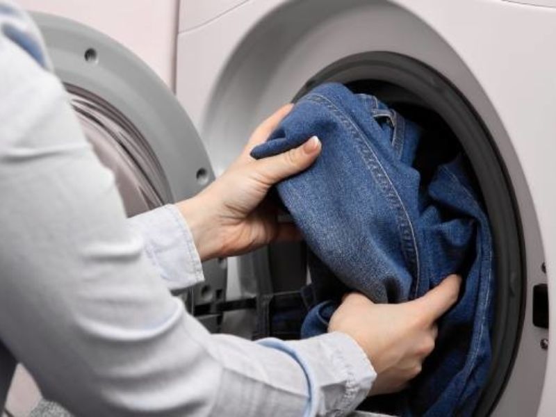 Giặt quần jeans bằng máy