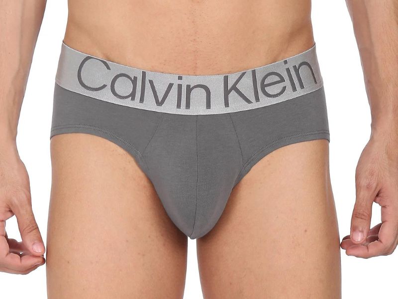 Quần lót nam Calvin Klein là loại quần lót hình tam giác với chất liệu vải vừa vặn