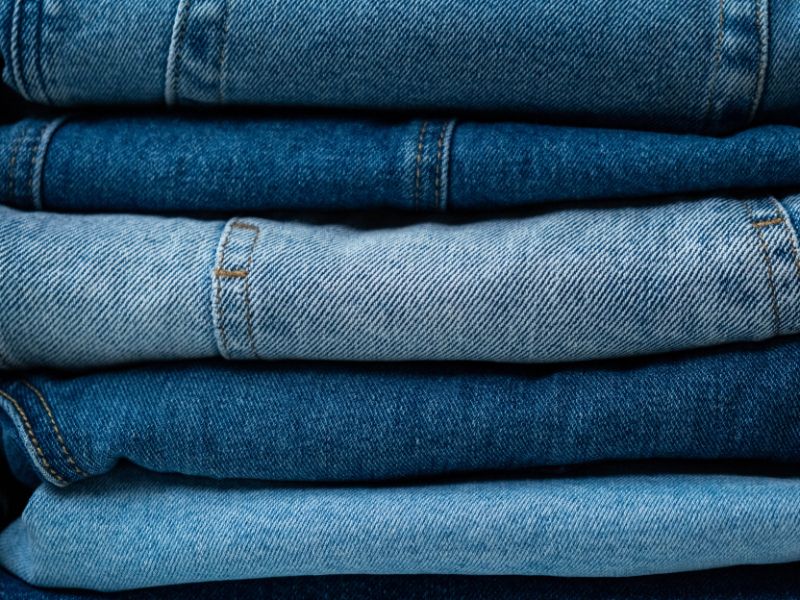 Hãy gấp gọn gàng thay vì vứt bừa những chiếc quần jeans sau giặt vào tủ