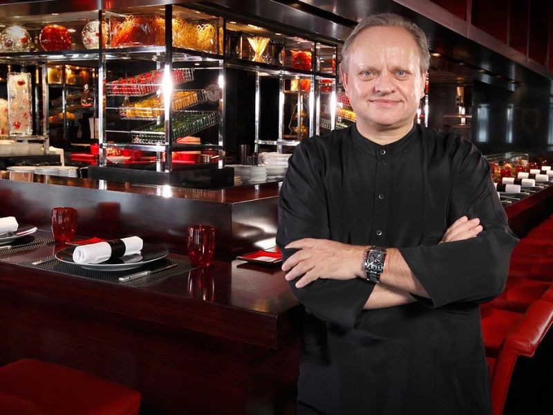 Joel Robuchon - một trong những đầu bếp nổi tiếng với 31 sao Michelin