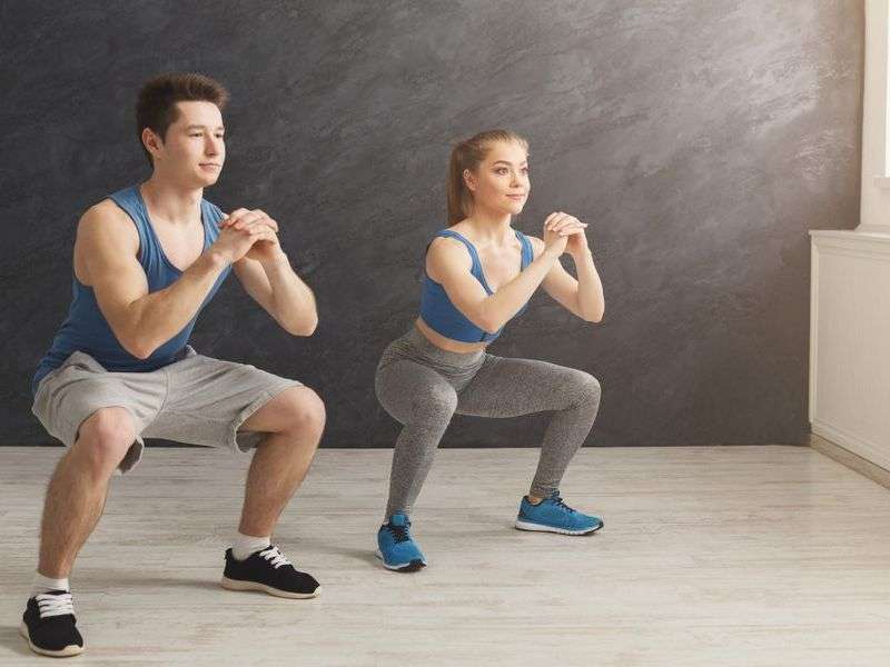 Squats (Gập đùi) giúp cơ đùi trước phát triển