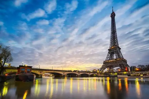 Paris, thành phố lãng mạn và hoa lệ