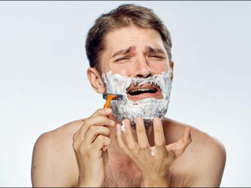Tiềm ẩn nhiều nguy cơ đến từ việc dùng chung dao cạo râu ở nam giới