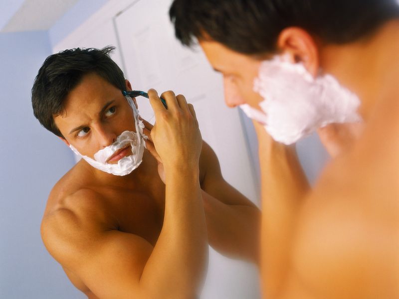 Hạn chế hoặc tránh cạo râu buổi tối