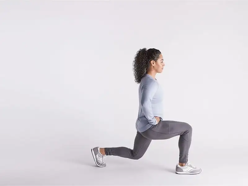 Lunges là một trong những bài tập gym tại nhà với cơ chân được nhiều người yêu thích