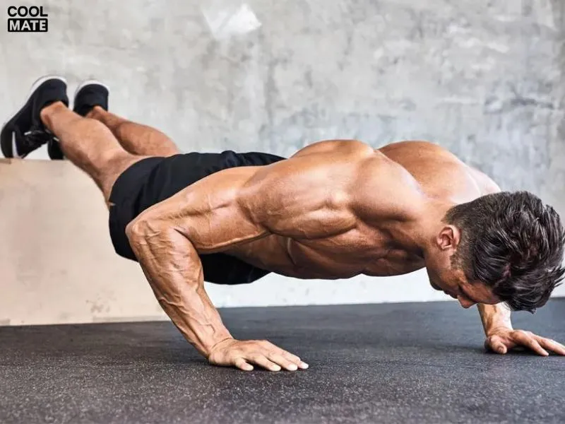 Giữ mắt nhìn xuống sàn khi push-ups sẽ giúp bạn không bị căng cứng cổ sau tập 