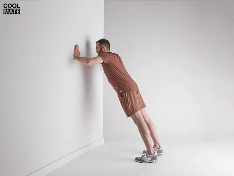 Wall push-ups là biến thể khá dễ thực hiện của bài hít đất