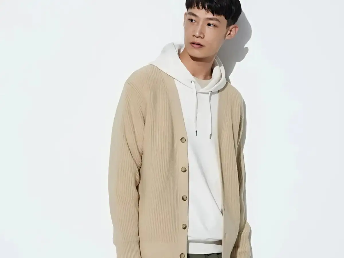 Kết hợp cardigan với hoodie là một lựa chọn độc đáo và đậm chất streetwear