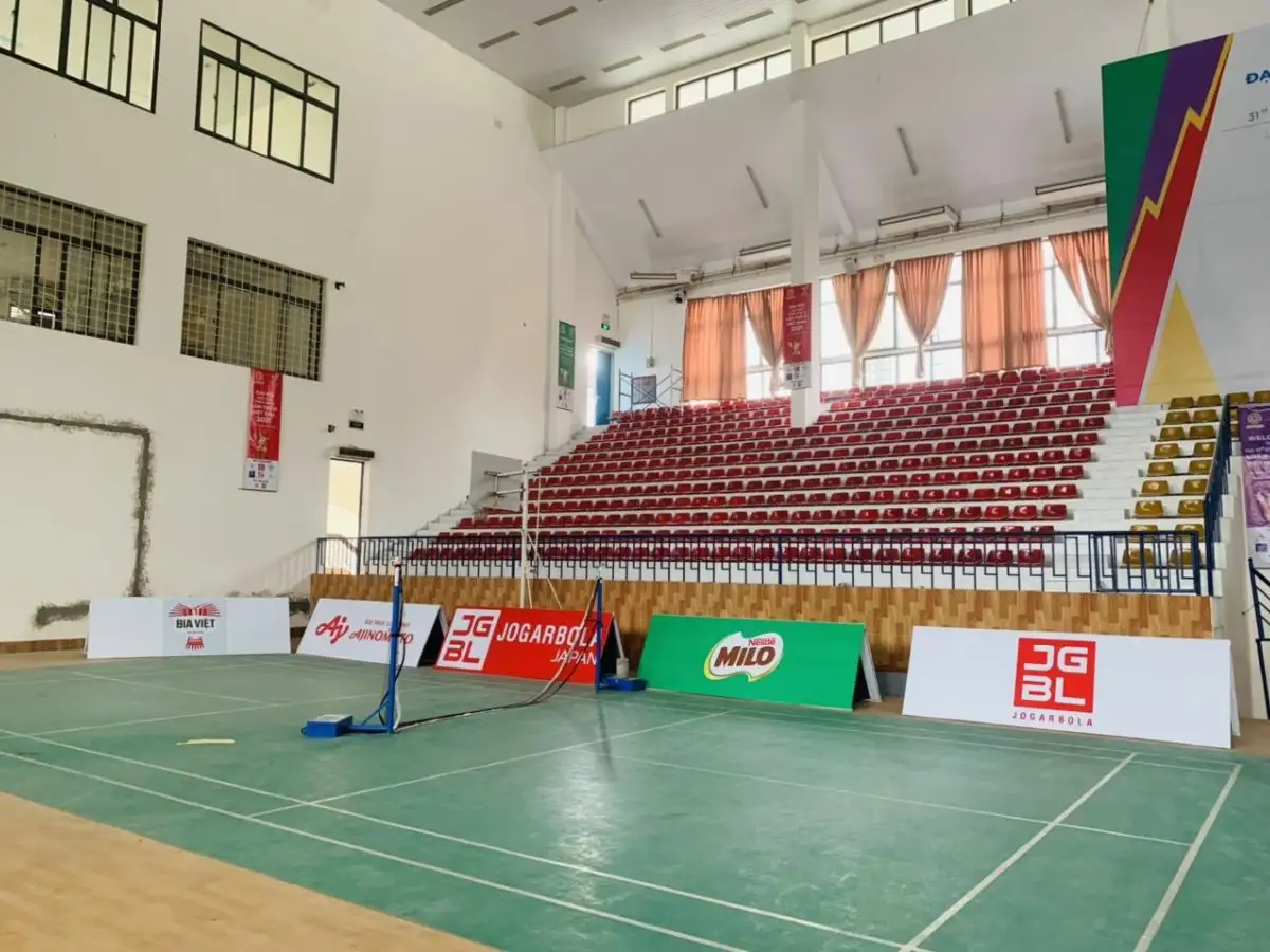 Sân Cầu Lông Nhà Thi Đấu Hà Đông là điểm đến quen thuộc cho người yêu thể thao
