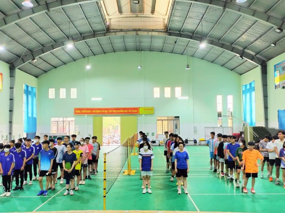 Sân cầu lông bên trong nhà thể chất của Trường THPT Lê Lợi