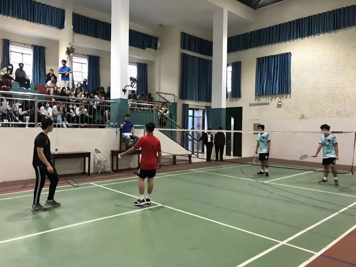 Sân cầu lông bên trong nhà thể chất hiện đại của Trường Chuyên Nguyễn Huệ
