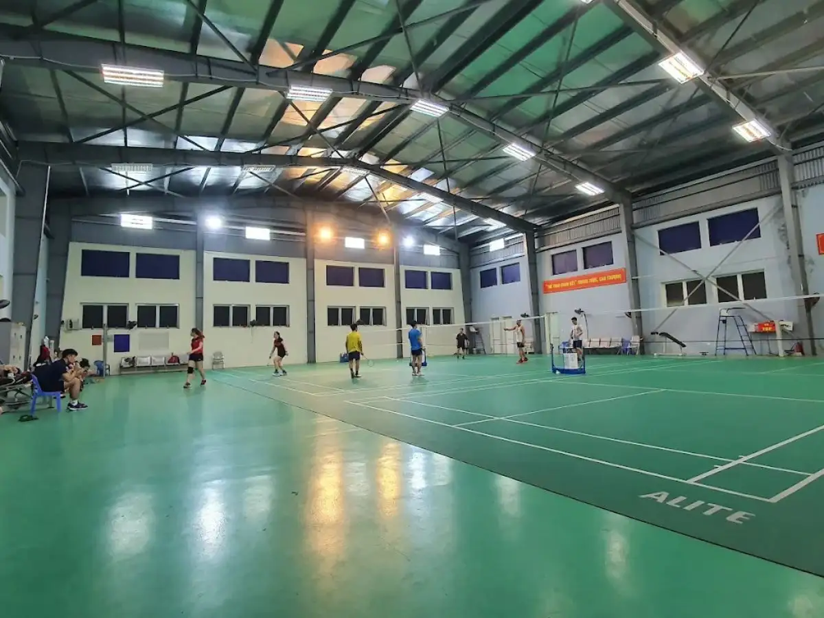 Sân Cầu Lông La Khê mang đến không gian yên tĩnh và gần gũi