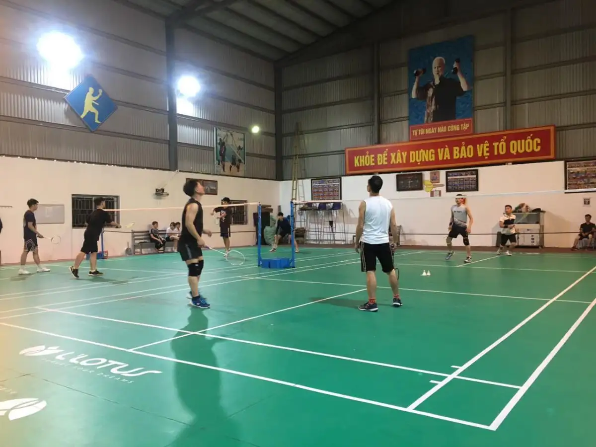 Sân cầu lông tổ 9 Đồng Mai gắn bó mật thiết với người dân địa phương