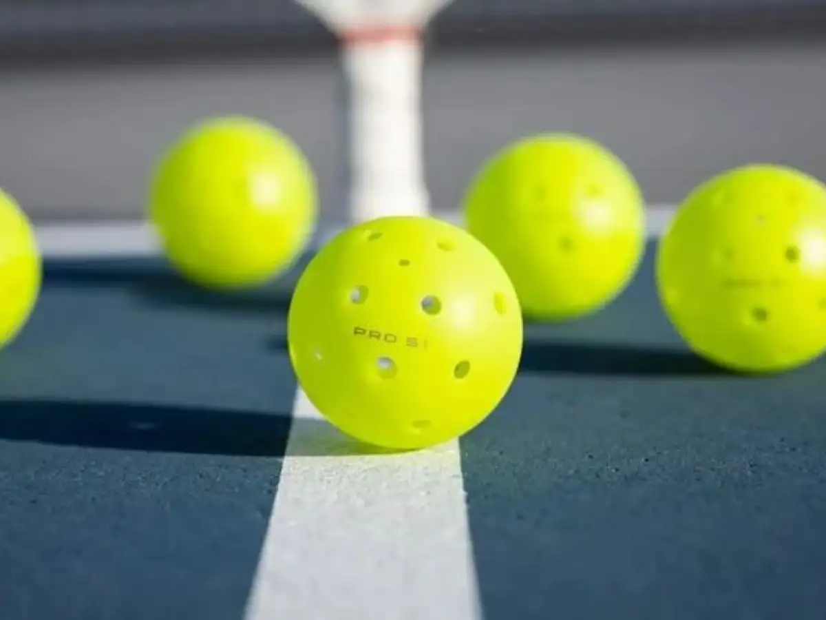 Bóng Pickleball rất dễ nhận diện: làm từ nhựa và có các lỗ trên bề mặt