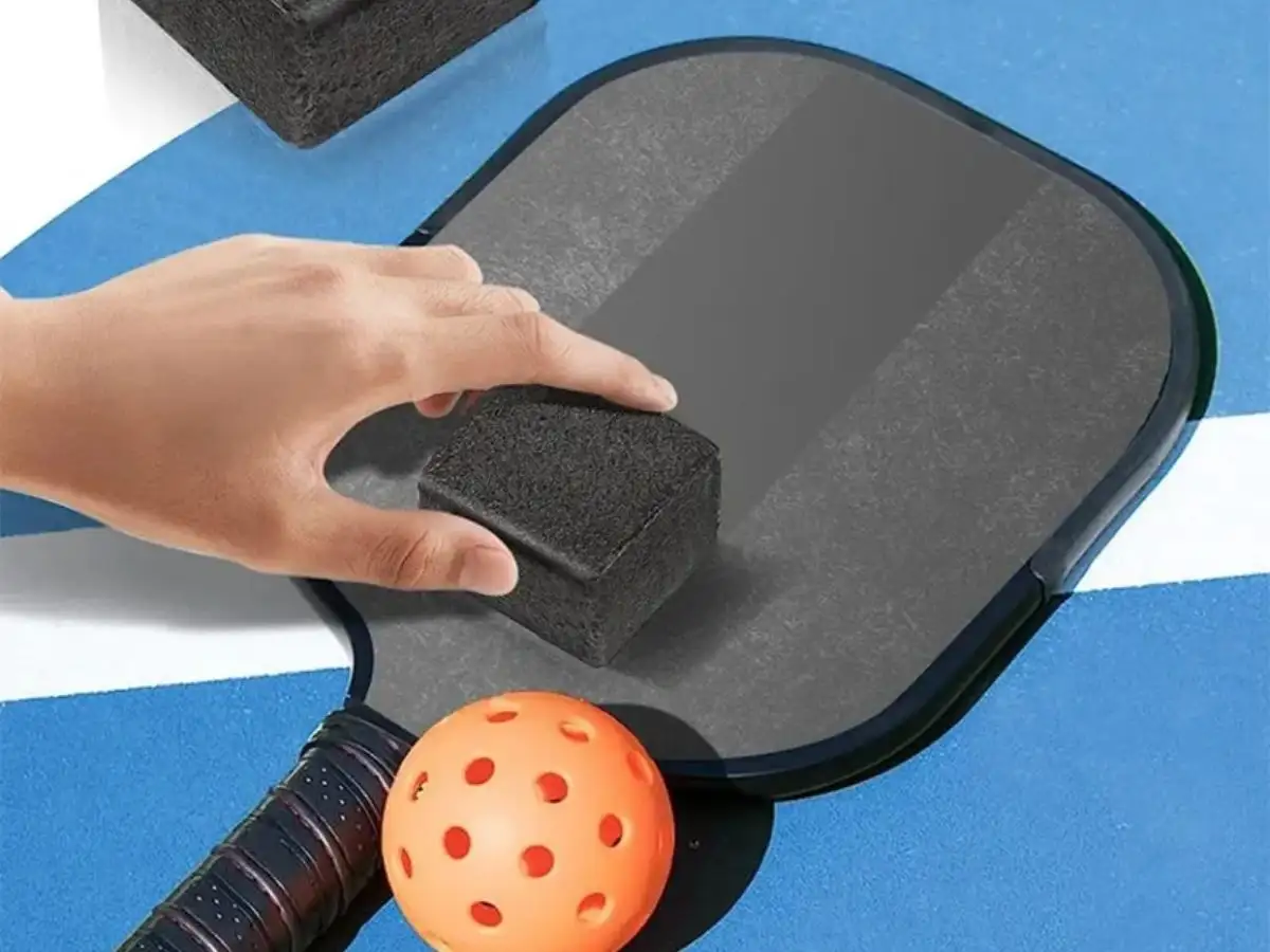 Lau sạch bề mặt cạnh vợt Pickleball
