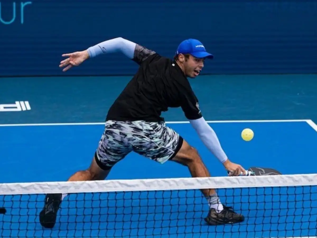 Người chơi Pickleball đánh thử vợt trên sân
