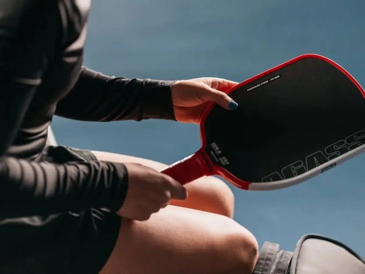 Vợt Pickleball với miếng dán chì giúp cân bằng giữa lực và kiểm soát
