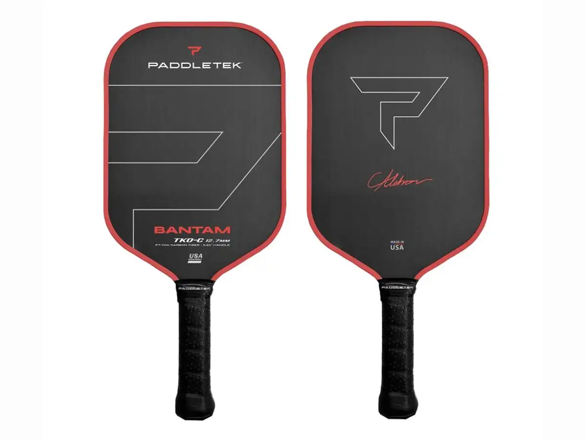 Vợt Pickleball với các miếng dán chì được đặt ở nhiều vị trí kết hợp