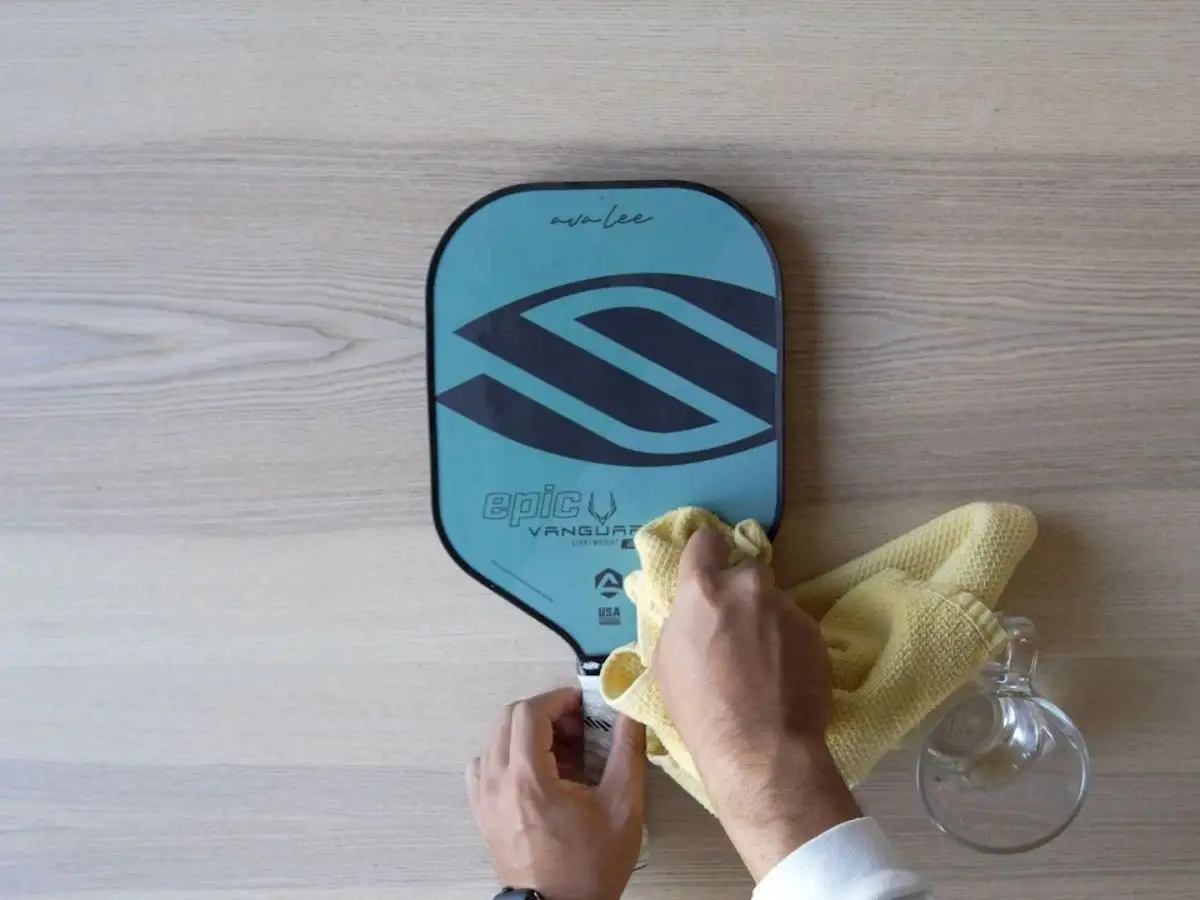 Lau sạch bộ phận khác của vợt pickleball