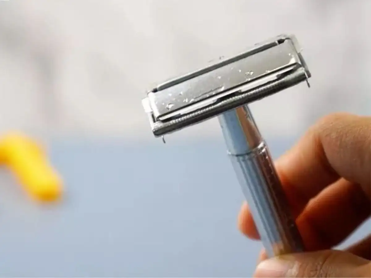 Các dụng cụ chuẩn bị cho việc cạo lông nách