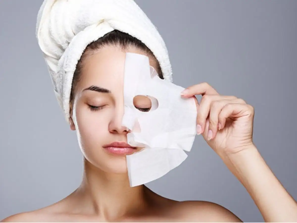 Thao tác gỡ mặt nạ giấy nhẹ nhàng và rửa mặt đúng cách sau khi dùng mặt nạ